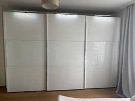 Kleiderschrank mit Licht und viel Platz