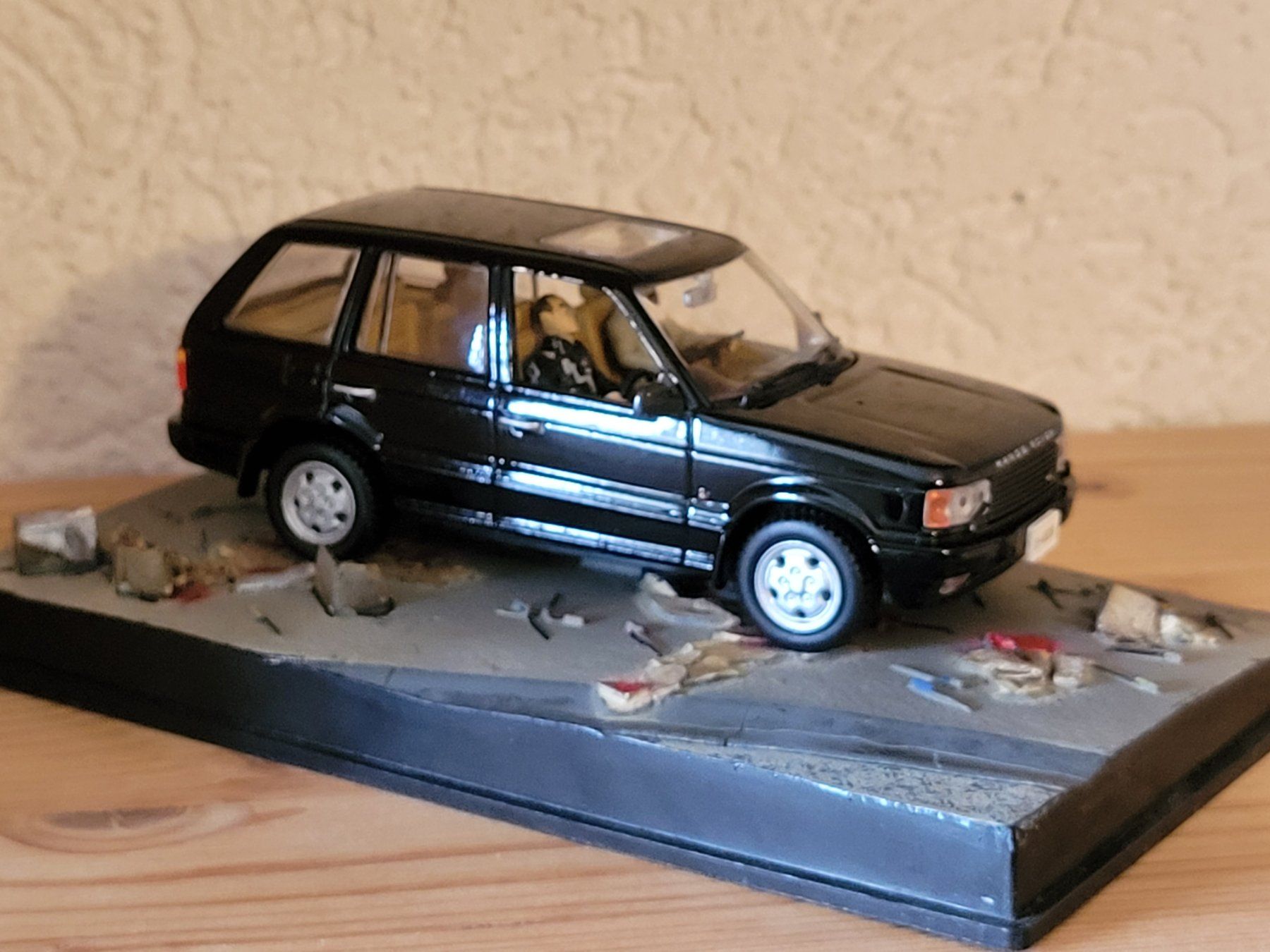 Land Rover Modellini d'auto: Auto 1:43 - Range Rover - Diorama James Bond 007 – Nuovo (secondo la descrizione) da Payerne venduto da tintin08 5
