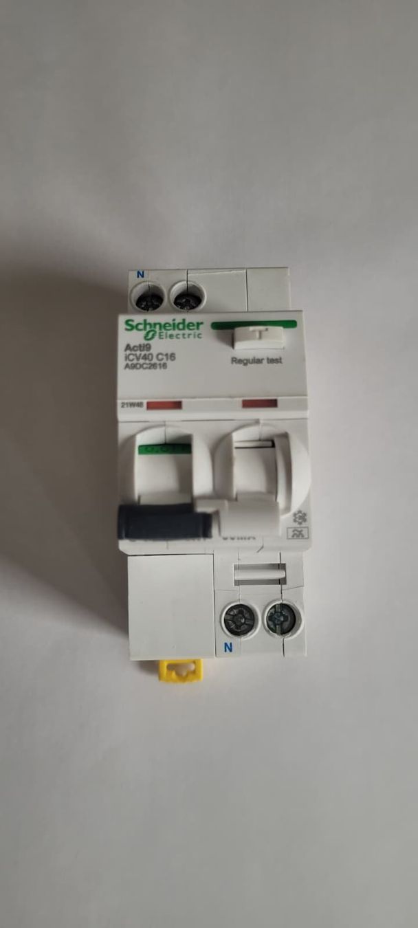 Schneider Alimentazione elettrica: Disjoncteur différentiel Schneider 1LN C16A 30mA – Usato da Bonfol venduto da biibiip