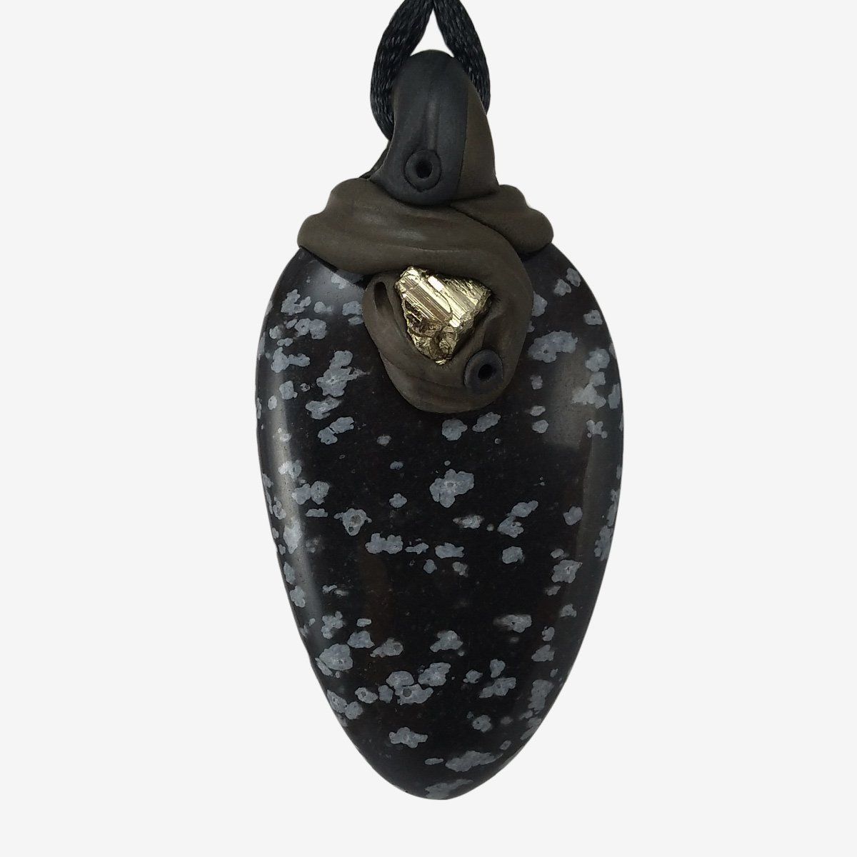 Minerali & Pietre curative: Schneeflocken Obsidian Steinanhänger mit eingefasstem Pyrit – Nuovo e nell'imballaggio originale da Meilen venduto da Kaleidoskopia