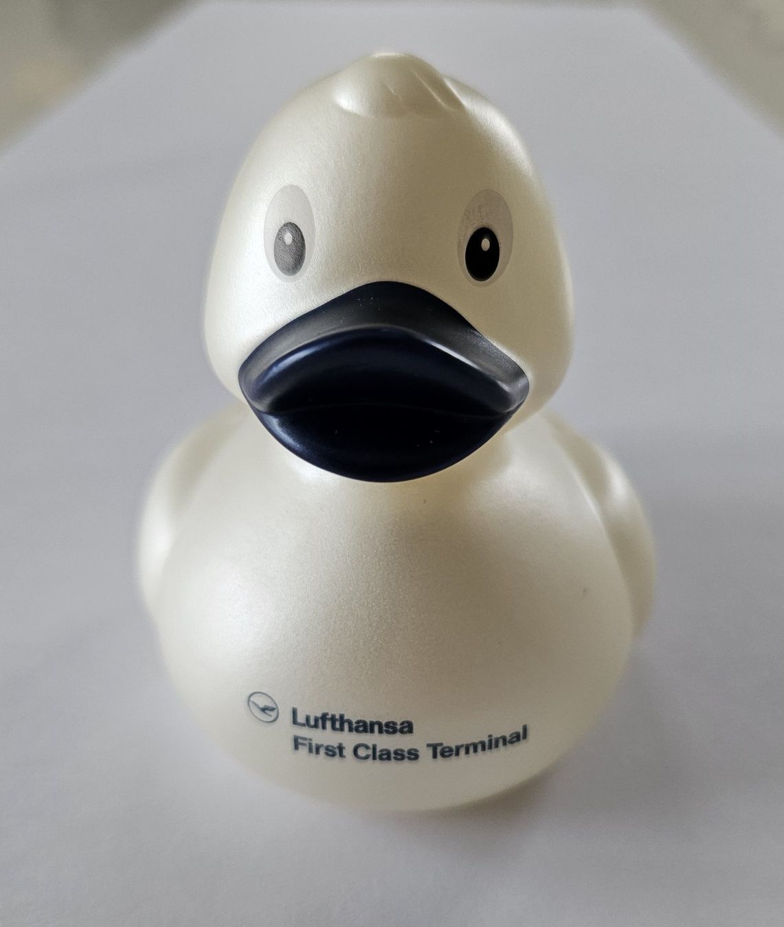 Lufthansa Giocattoli: Lufthansa | Swiss First Class Badeente Gummiente Ente – Nuovo (secondo la descrizione) da Amriswil venduto da Alfaromeo007 2