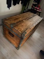 Alte Holztruhe mit Metallbeschlägen gebrauchter Zustand