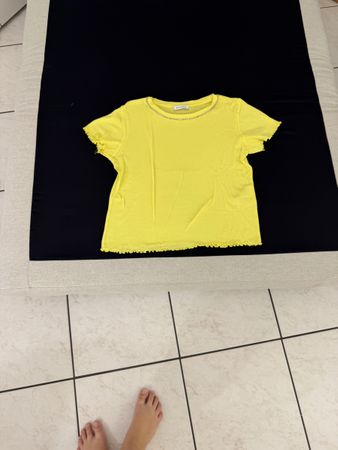 T-shirt jaune Motivi avec strass taille S avec strass .