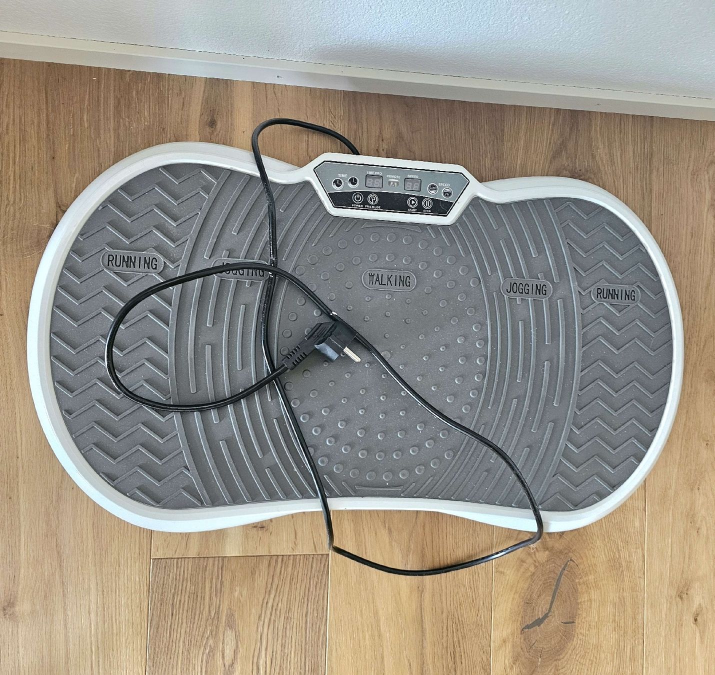 Hometrainer: Vibrationsplatte mit Modi und Geschwindigkeitsstufen – Gebraucht aus Hildisrieden von Melli