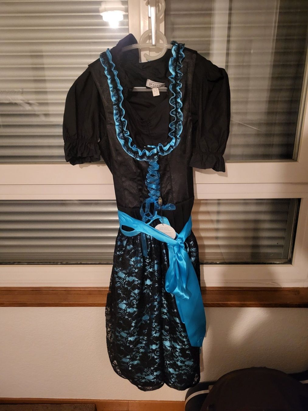 Kleider: Dirndl schwarz-blau Grösse 40 – Neu (gemäss Beschreibung) aus St.Gallen von carina.klingler