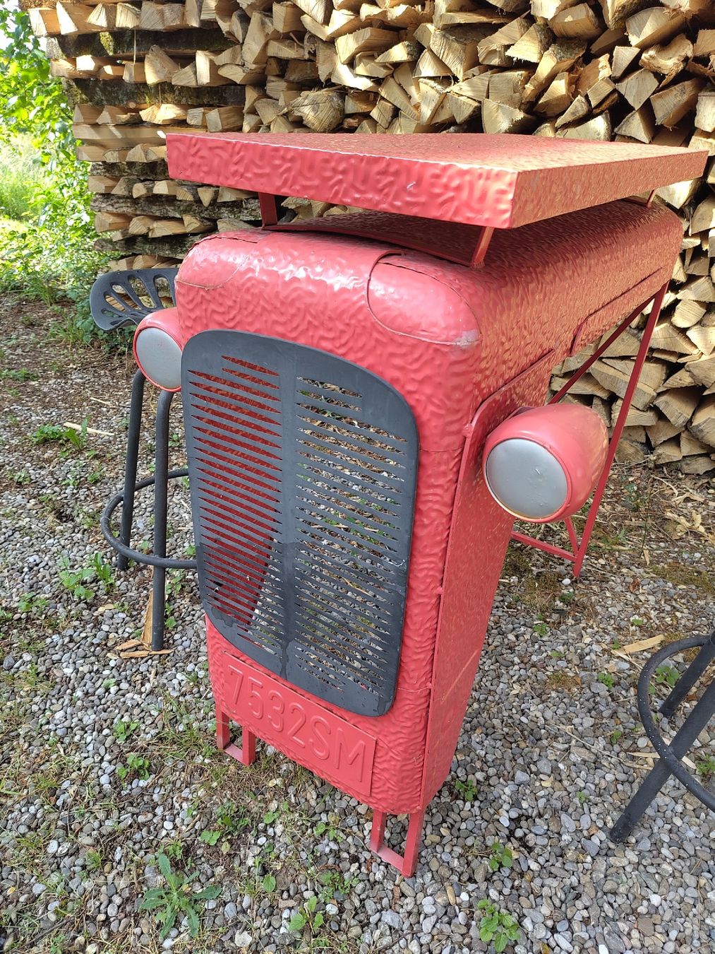 Set di tavolo e panche: Bar-Set: 2 Traktorsitz-Hocker & roter Traktor-Tisch – Usato da Kriens venduto da cla_cb2y 1
