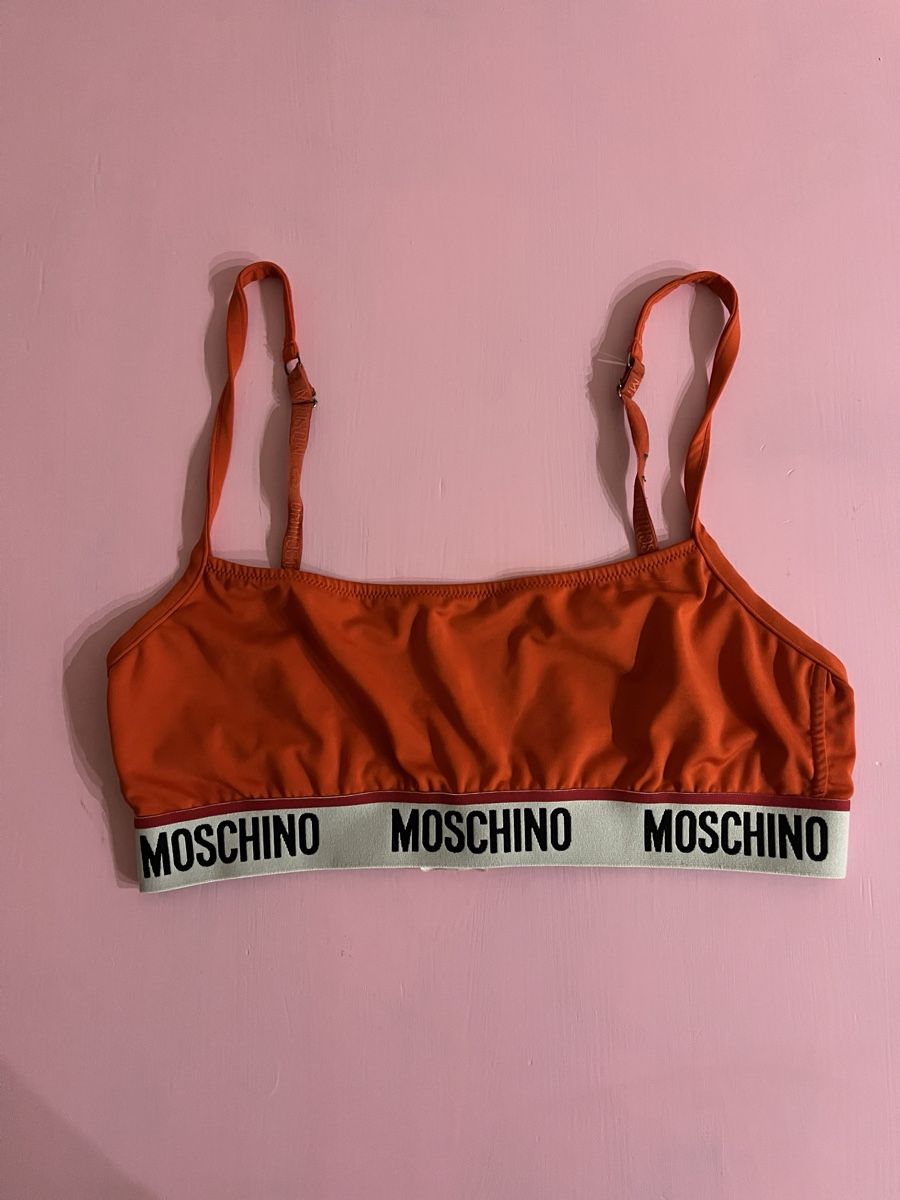 Moschino Top: Rotes Moschino Top – Nuovo (secondo la descrizione) da Fehraltorf venduto da y2kout7 1