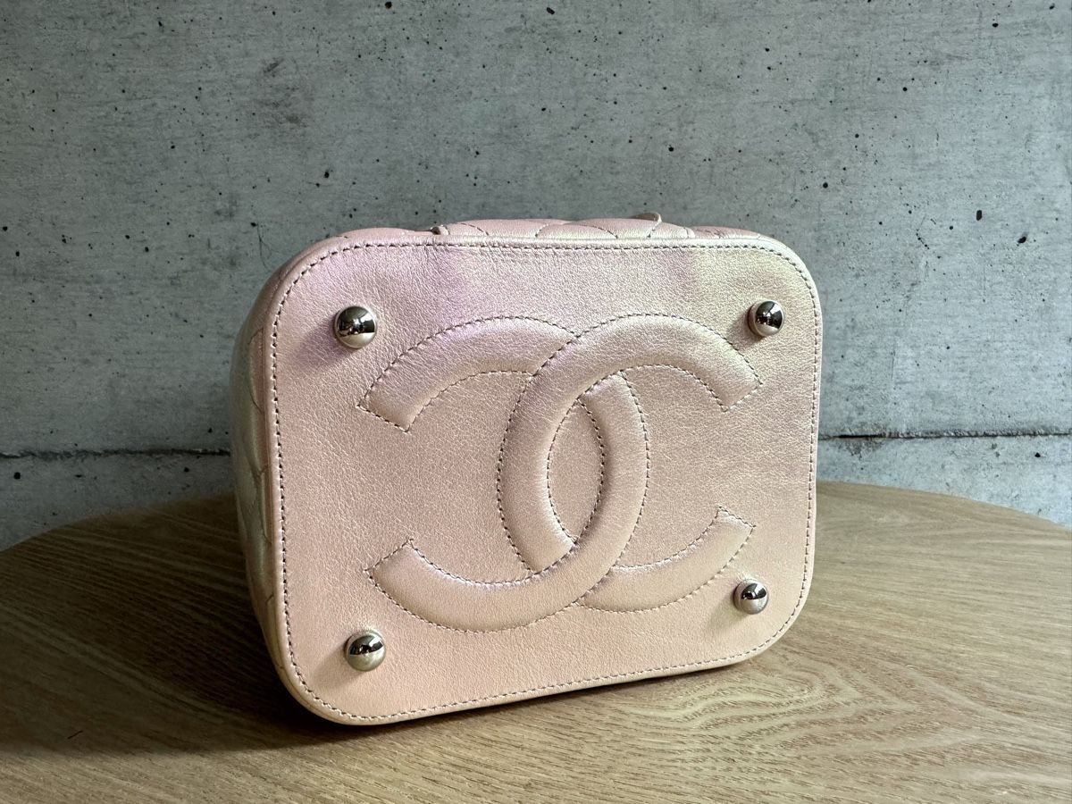 Chanel Taschen für Damen: CHANEL Iridescent Quilted Top Handle Vanity Sac Tasche – Neu (gemäss Beschreibung) aus Kriens von hannaandkiko 5