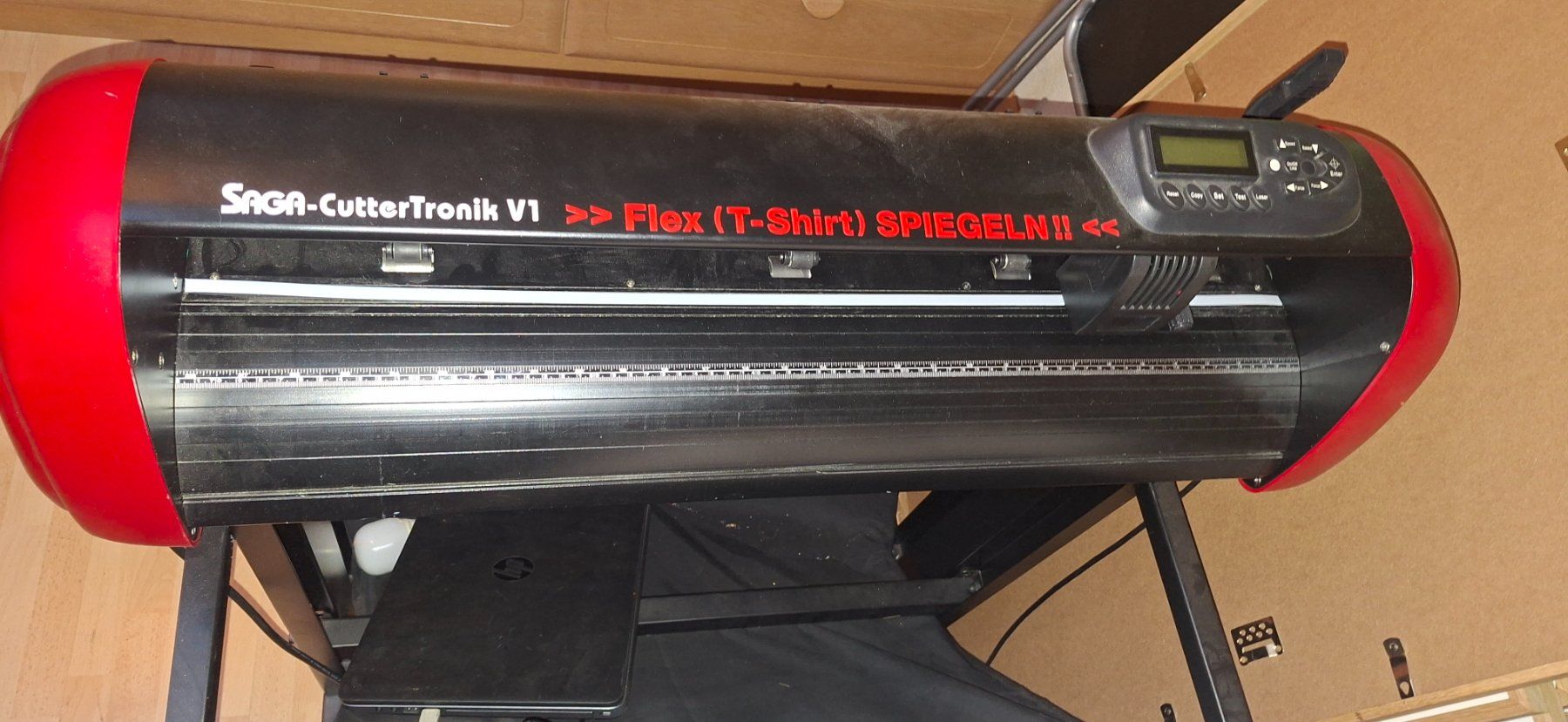 Alle Maschinen: Saga CutterTronik V1 Schneideplotter Top! – Gebraucht aus Domat Ems von Gaar0