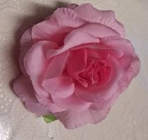 Suesse Haarspange mit rosa Rose - perfekt fuer den Fruehling