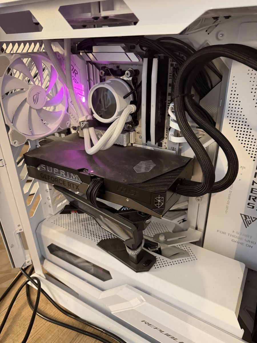 PC: Gaming desktop with Alienware monitor – Usato da Bulle venduto da pye_ddg7 3