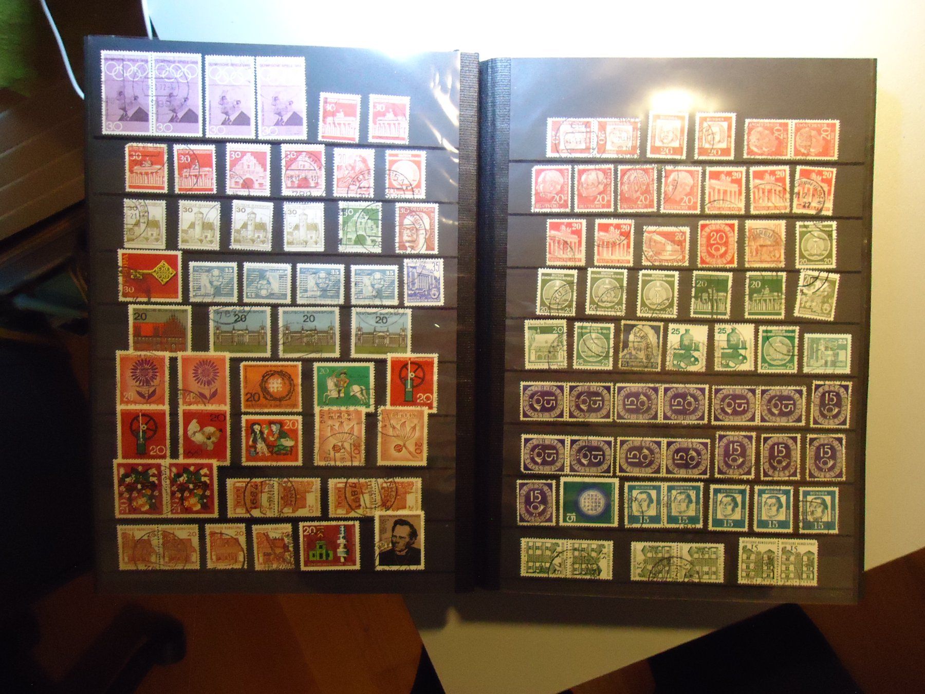 Tutti i francobolli: Briefmarken Briefmarkenalbum – Usato da Hinterkappelen venduto da Roku5 5