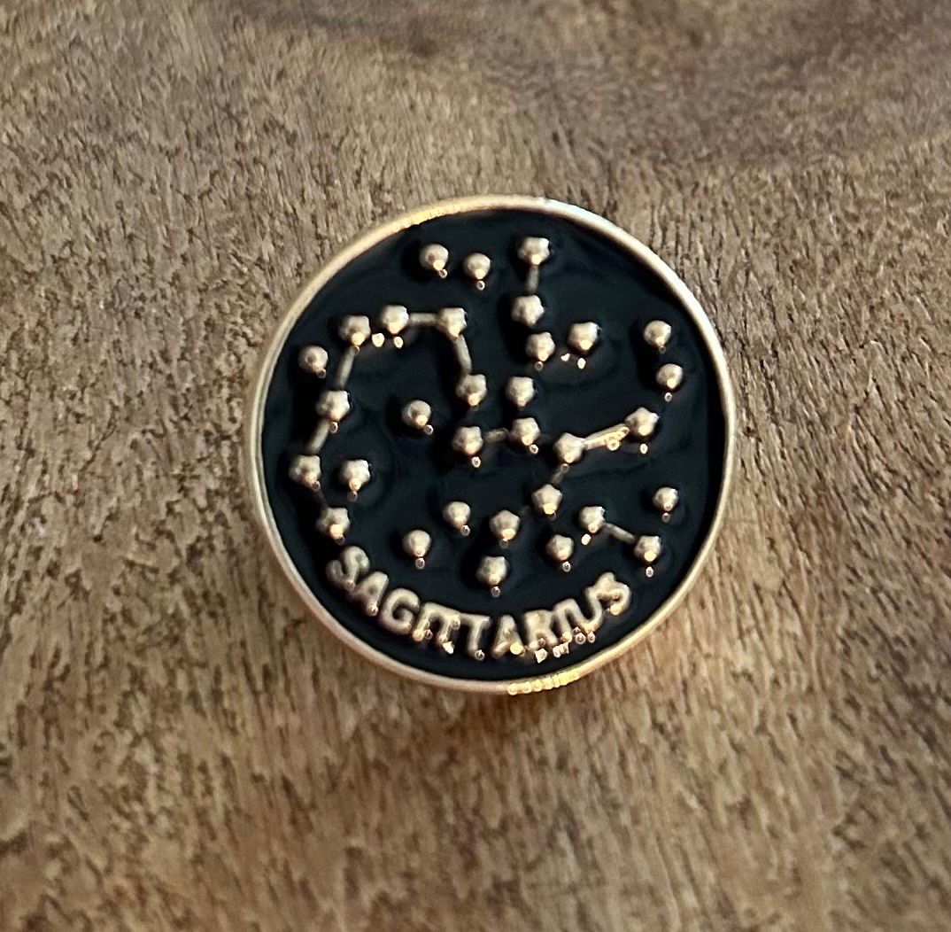 Placchette & Badge: Pin Sagittarius / Schütze Sternzeichen / Sternbild – Nuovo e nell'imballaggio originale da Geneve venduto da vane267