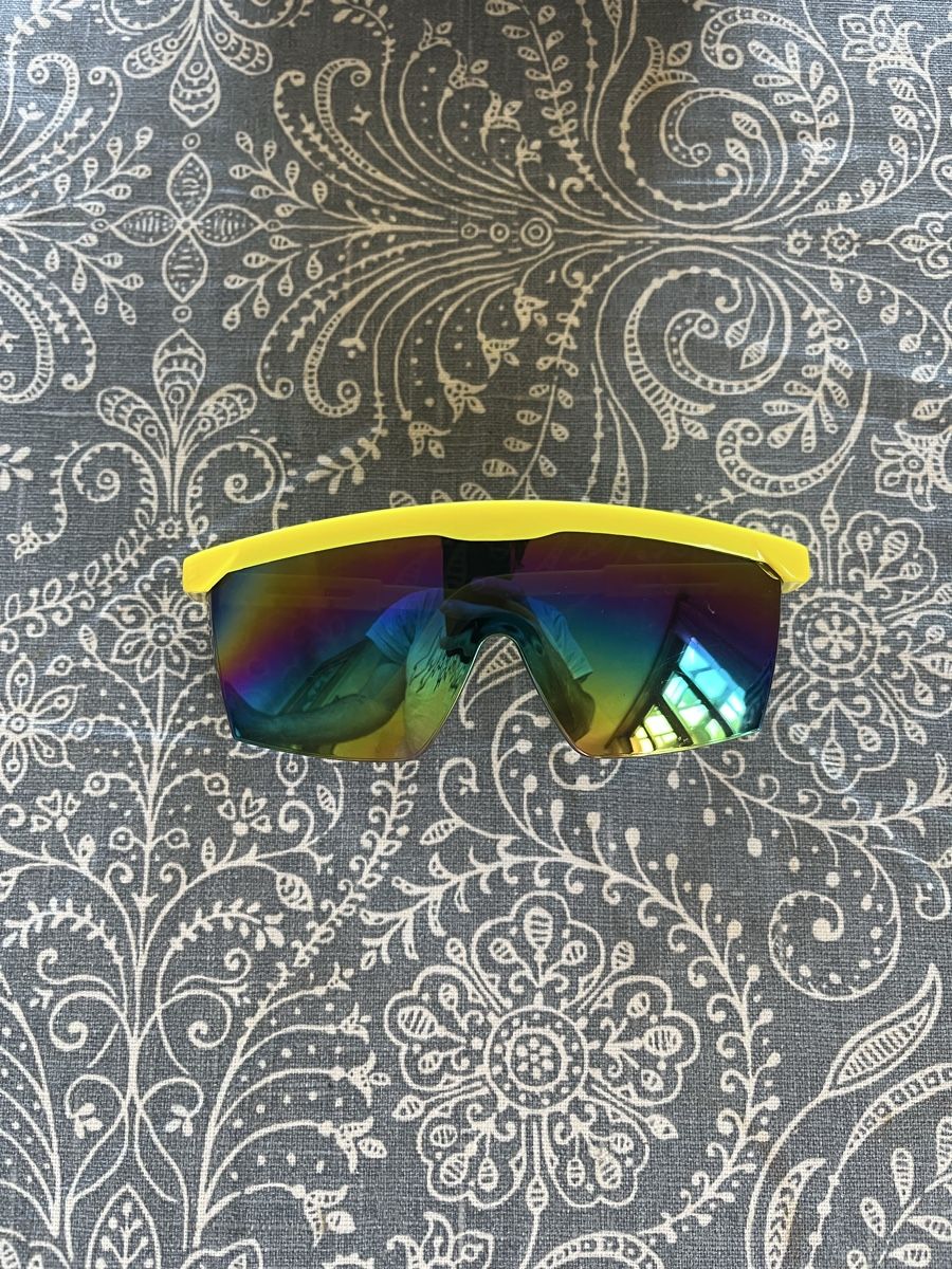 Occhiali & Lenti: Rainbow Mirrored Sunglasses, Yellow Frame, with Case. – Usato da Bertschikon Gossau venduto da Weezysarchive 2
