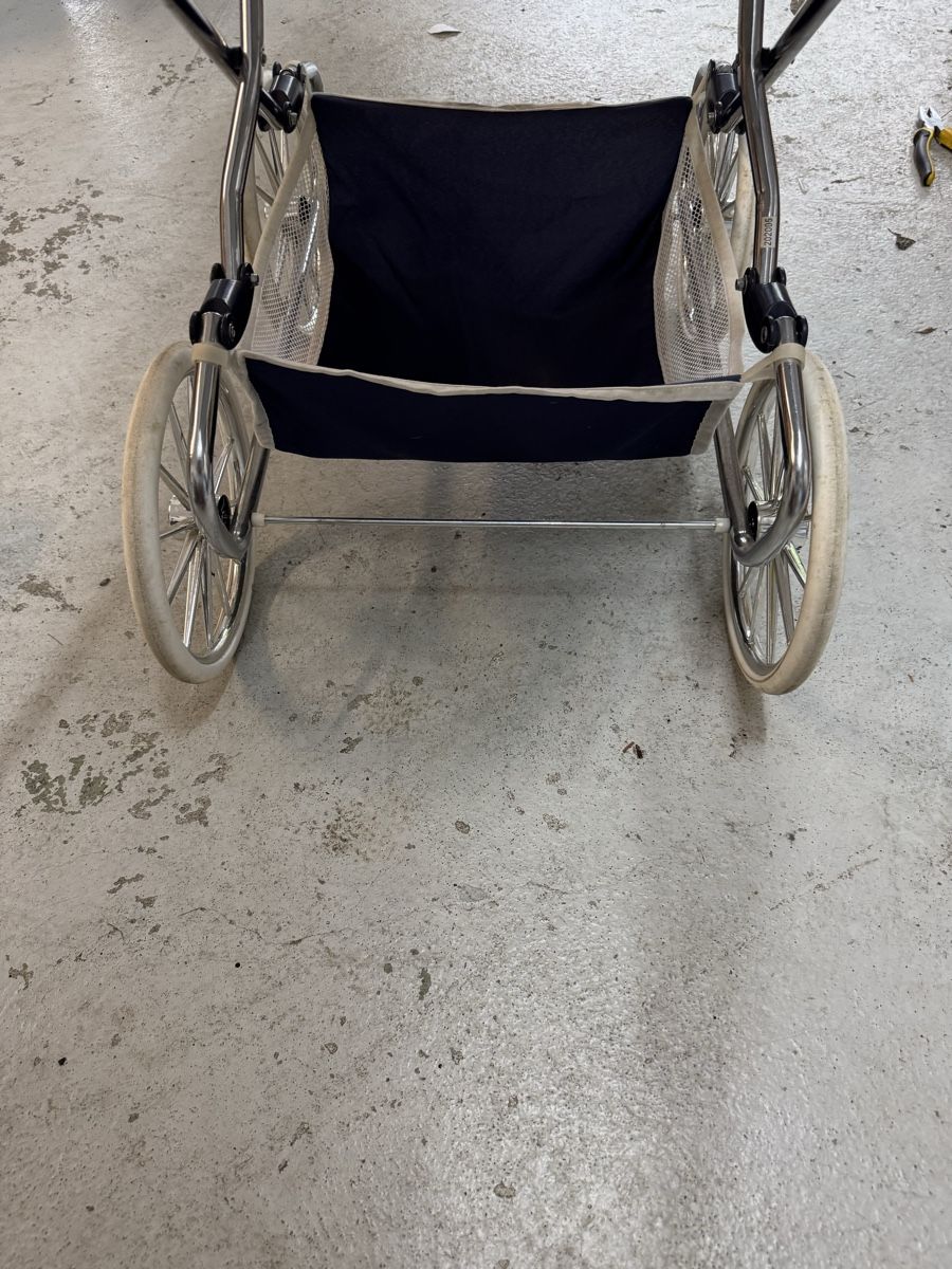 Puppenwagen: Kinderwagen – Gebraucht aus Oetwil am See von cos_lzr8 4