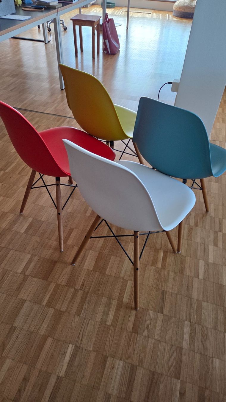 Vitra Stühle: 4er Set Vitra Eames Plastic Side Chairs (Sitzhöhe 41cm) – Gebraucht aus Zürich von pixelixi 2