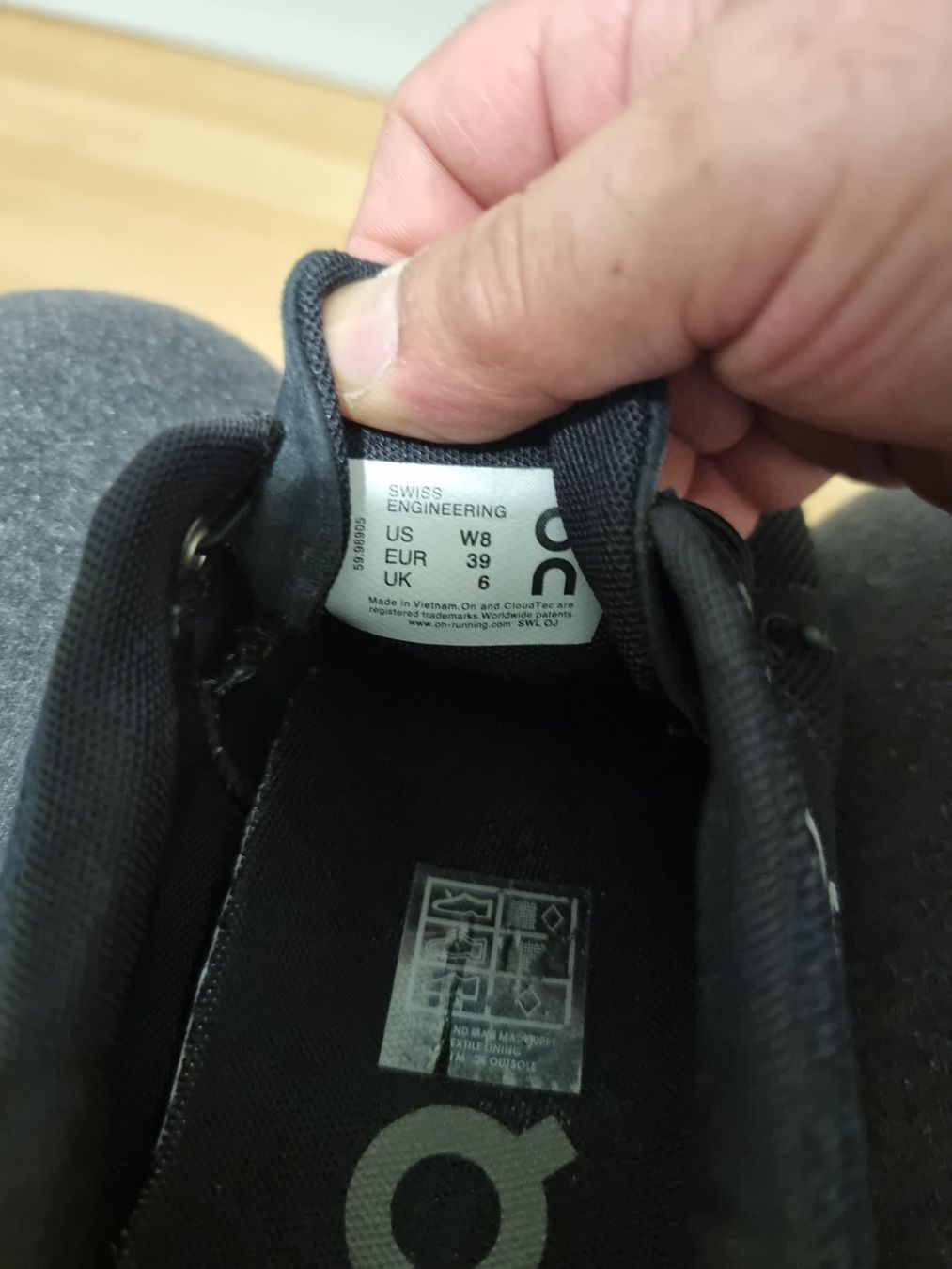 On Damenschuhe: On Cloud Laufschuhe, neuwertig, 39 Schwarz – Gebraucht aus Busswil BE von Carlpkv 3