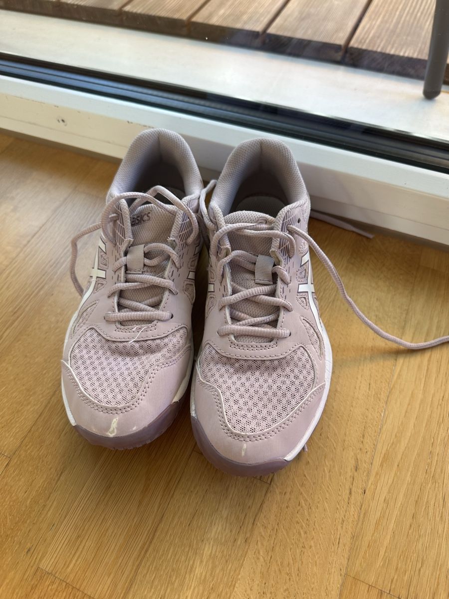 Asics Scarpe da uomo: Asics Hallenschuhe Gr 38 – Usato da Ostermundigen venduto da Clood