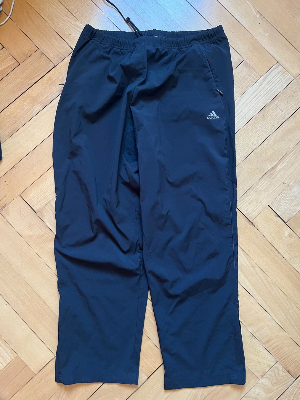 Adidas Pantaloni: Vintage Adidas Trackpants L schwarz – Usato da Niederscherli venduto da noa_tc6b