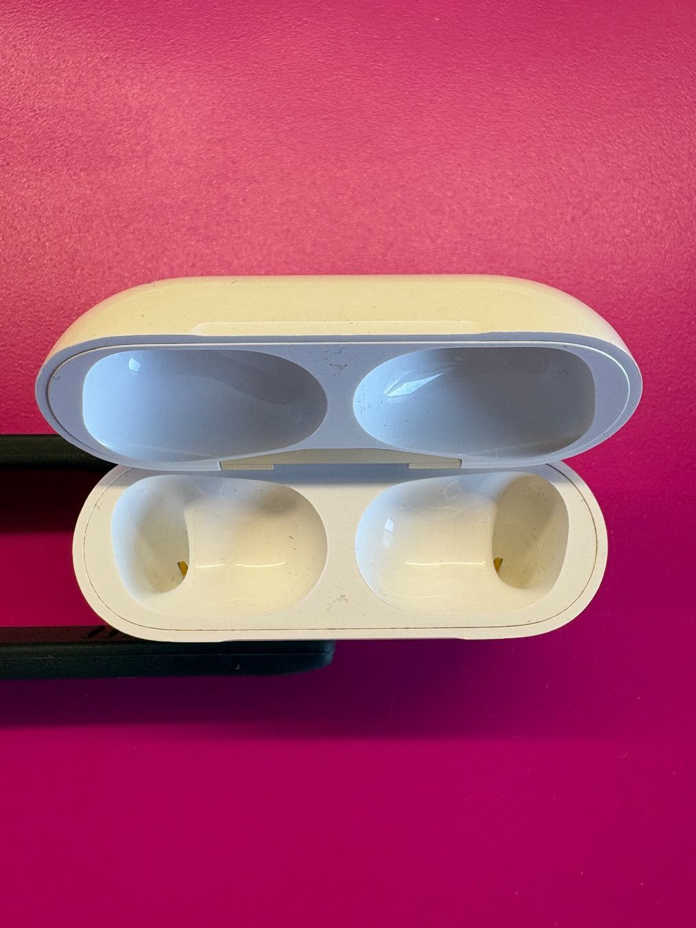 Apple Ladegeräte: Apple AirPods Pro2 charging case (A2968). – Gebraucht aus Lausanne von sil_2dxk 3