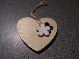 Herz zum Aufhängen aus Holz, kleine Blume