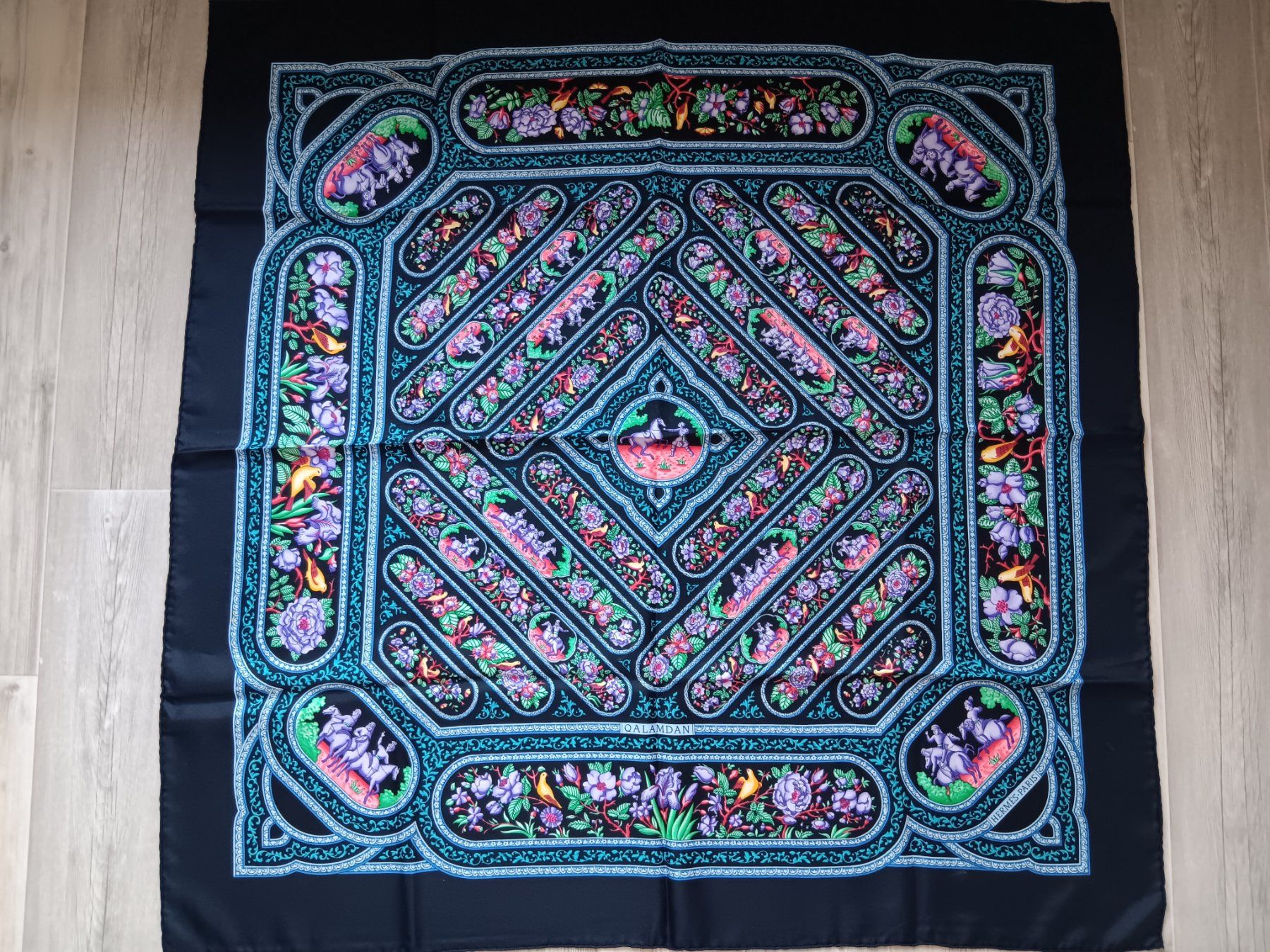 Hermès Foulard & Sciarpe: HERMES "QALAMDAN" CARRE 90 CM – Usato da Cossonay-Ville venduto da Les_1001_perles