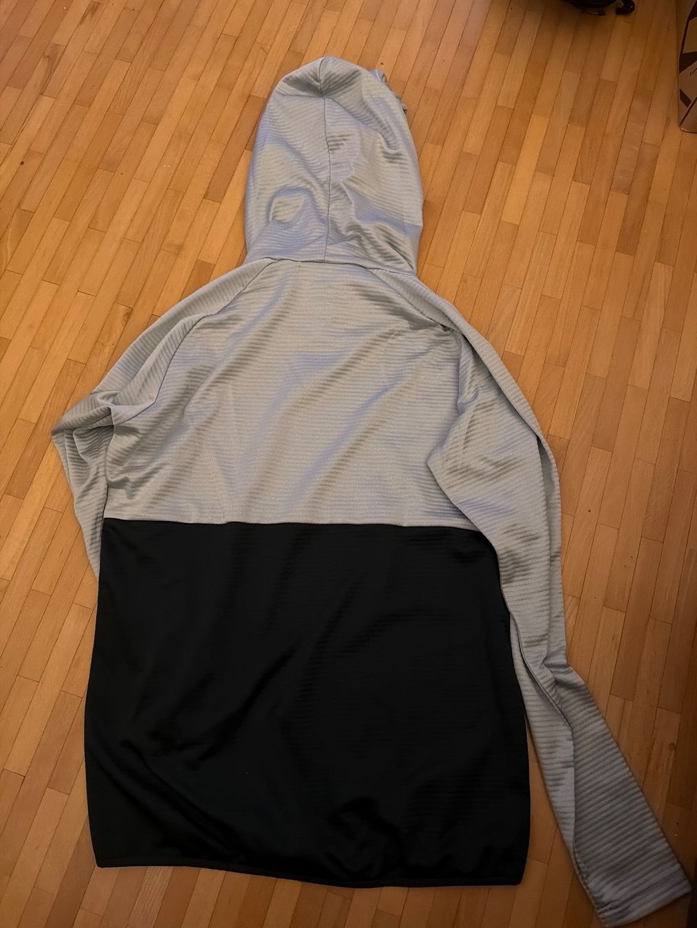 Skinfit Maglioni & Felpe: Pulli von Skinfit, Gr. XS, Silber schwarz – Usato da Rümlang venduto da Stekamo 3