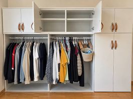 Weisser Kleiderschrank mit viel Stauraum