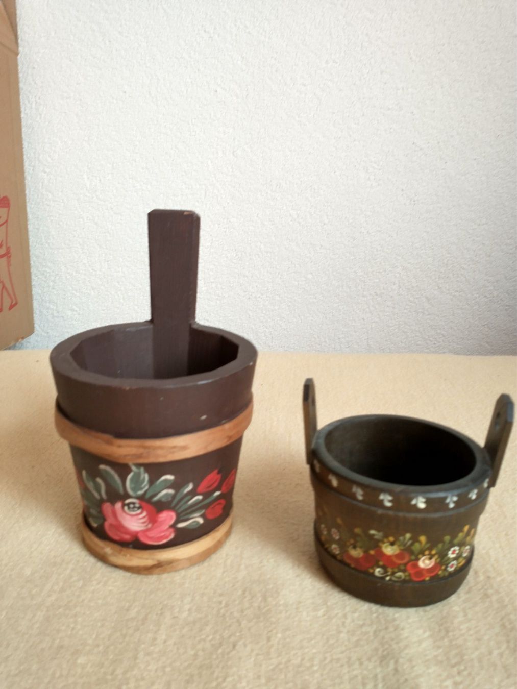 Toutes les décorations: 2 Holz Gefässe/Eimerli, handbemalt mit Blumenmuster – D'occasion à Löhningen par Chimae67 8