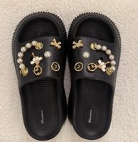 Damen Schuh schwarz mit Perlen und Charms