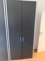 schöner Kleiderschrank, mit Schubladen