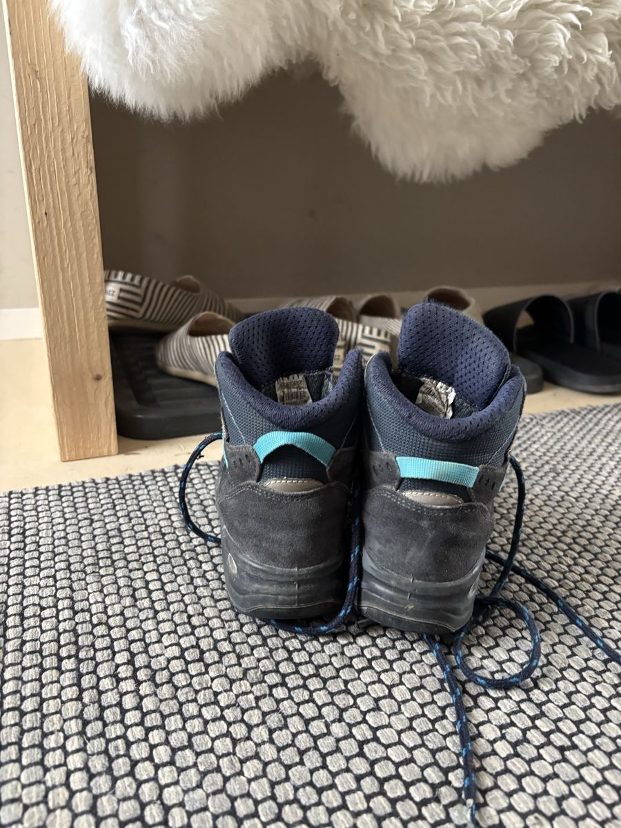 Lowa Scarpe per ragazzi: Lowa Wanderschuhe Kinder Grösse 33 blau – Usato da Jona venduto da Passionfruita 1