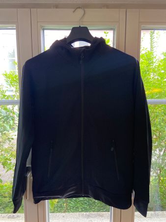 Schwarze Jacke mit Kapuze von Hummel, Gr. L