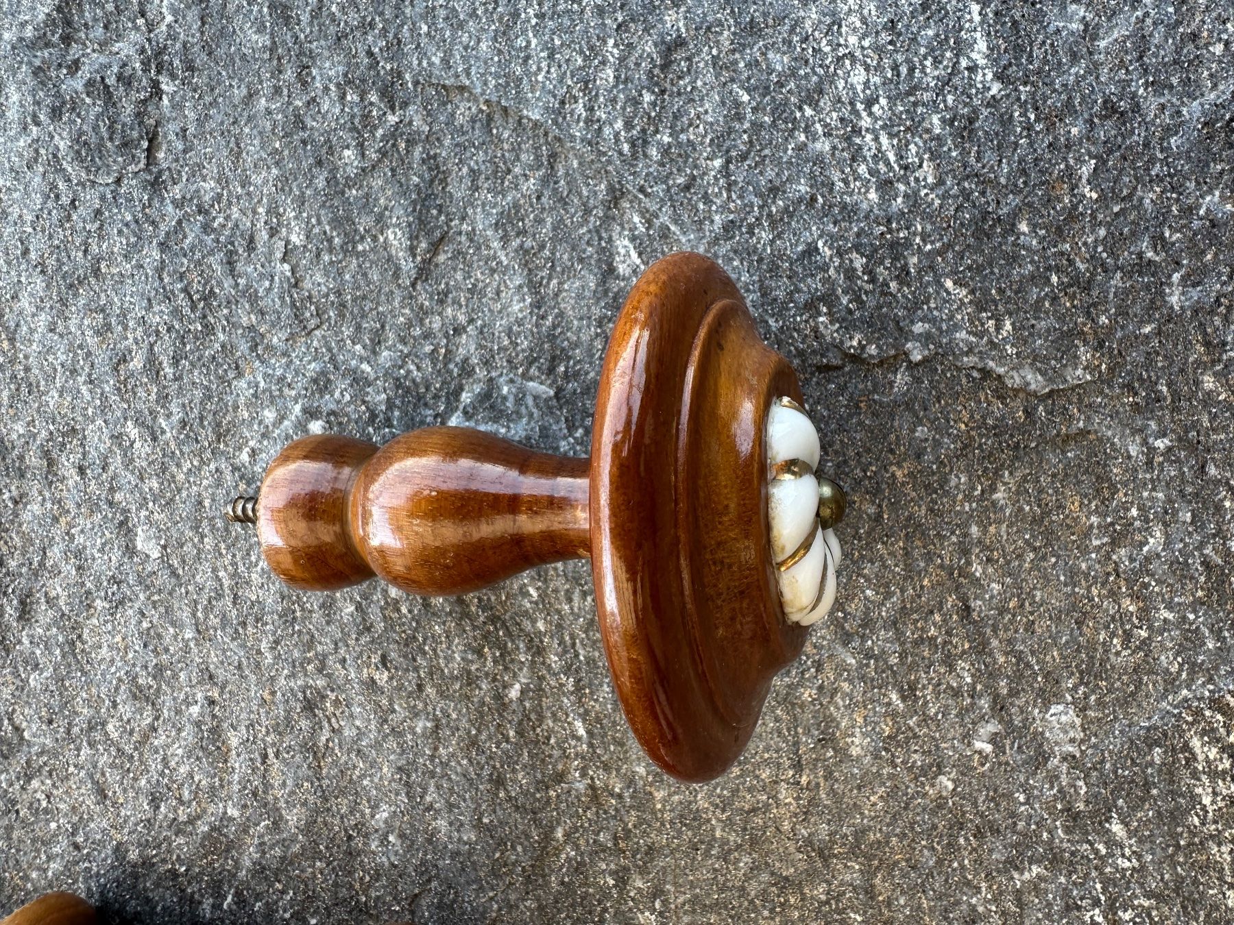 Tutte le decorazioni: Upcycling Vorhanghalter aus gedrechseltem Nussbaumholz 8 Stk – Usato da Jonschwil venduto da zni_65m7 3