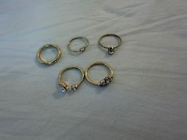 Set von fünf Fingerringen goldfarben