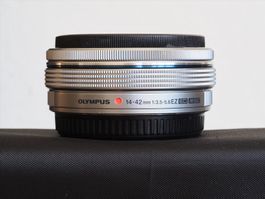 Olympus M.ZUIKO ED 14-42mm f/3.5-5.6 EZ MFT Pancake Silver