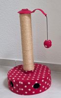 Kratzbaum für Katzen, rot-weiss, mit Spielball