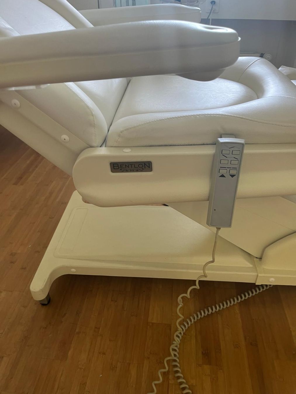 Kosmetik-& Massageliegen: Kosmetikliege – Defekt aus Allschwil von SimauK 1