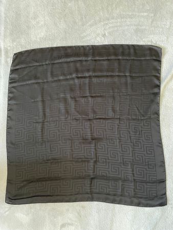 Foulard noir élégant, motif géométrique discret ✨