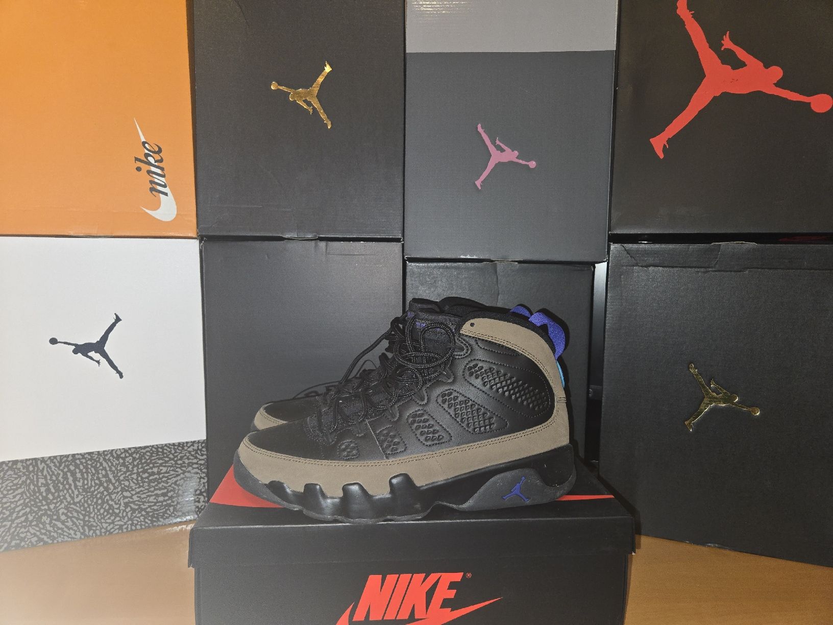 Jordan Scarpe da uomo: Jordan 9 Retro Hellolive Dunkelorange Gr. 44 – Nuovo (secondo la descrizione) da Winterthur venduto da SneakersLeo 1