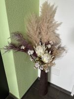 Schöne Trockenblumen-Dekoration mit Vase