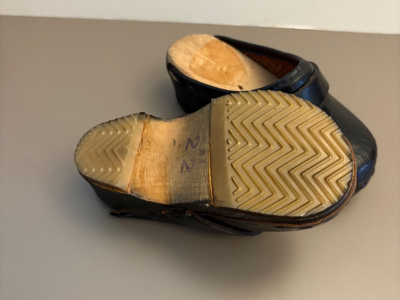 Schuhe für Jungen: Vintage Kinder Schuhe 22 Clogs Leder – Gebraucht aus Zürich von BeLene 2