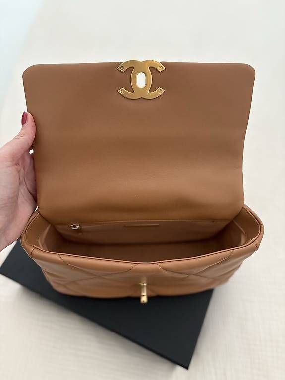 Sacs femmes: Sac CHANEL 19 Camel – Neuf avec emballage d'origine à La Chaux-de-Fonds par kim_6hn7 4