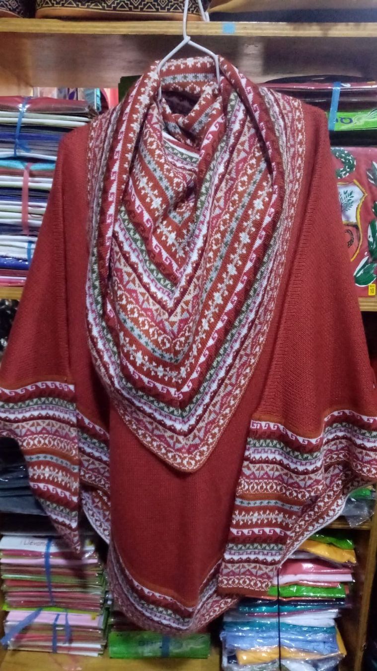 Maglioni & Felpe: Cape Poncho Rollkragenpullover Superfein, Neu, viele Farben! – Nuovo e nell'imballaggio originale da Lima- Peru venduto da Alpaka-Haus 6
