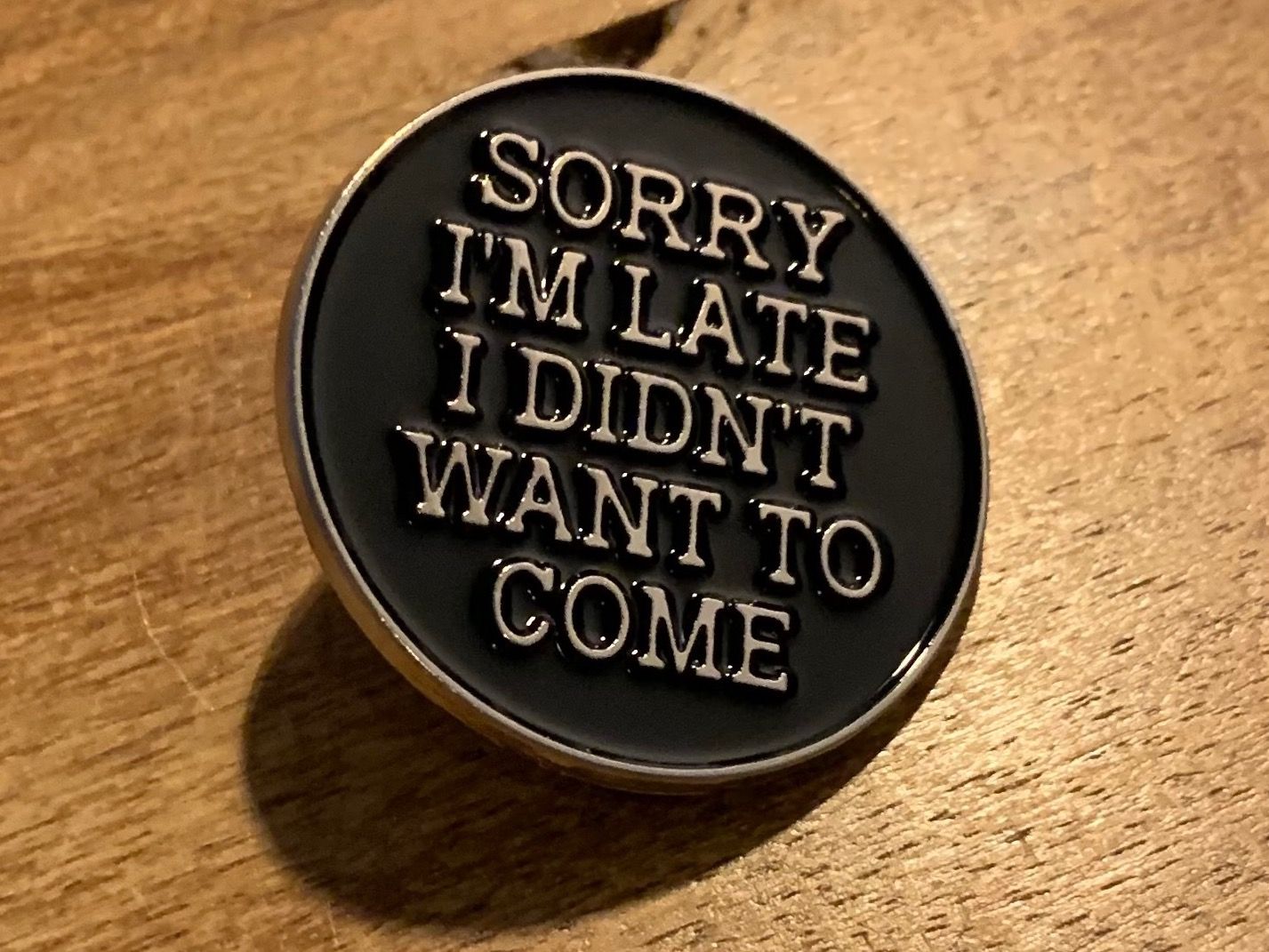 Broschen & Nadeln: Lustiger Pin   ' Sorry I'm late ' – Neu und originalverpackt aus Geneve von vane267