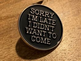 Lustiger Pin   ' Sorry I'm late '