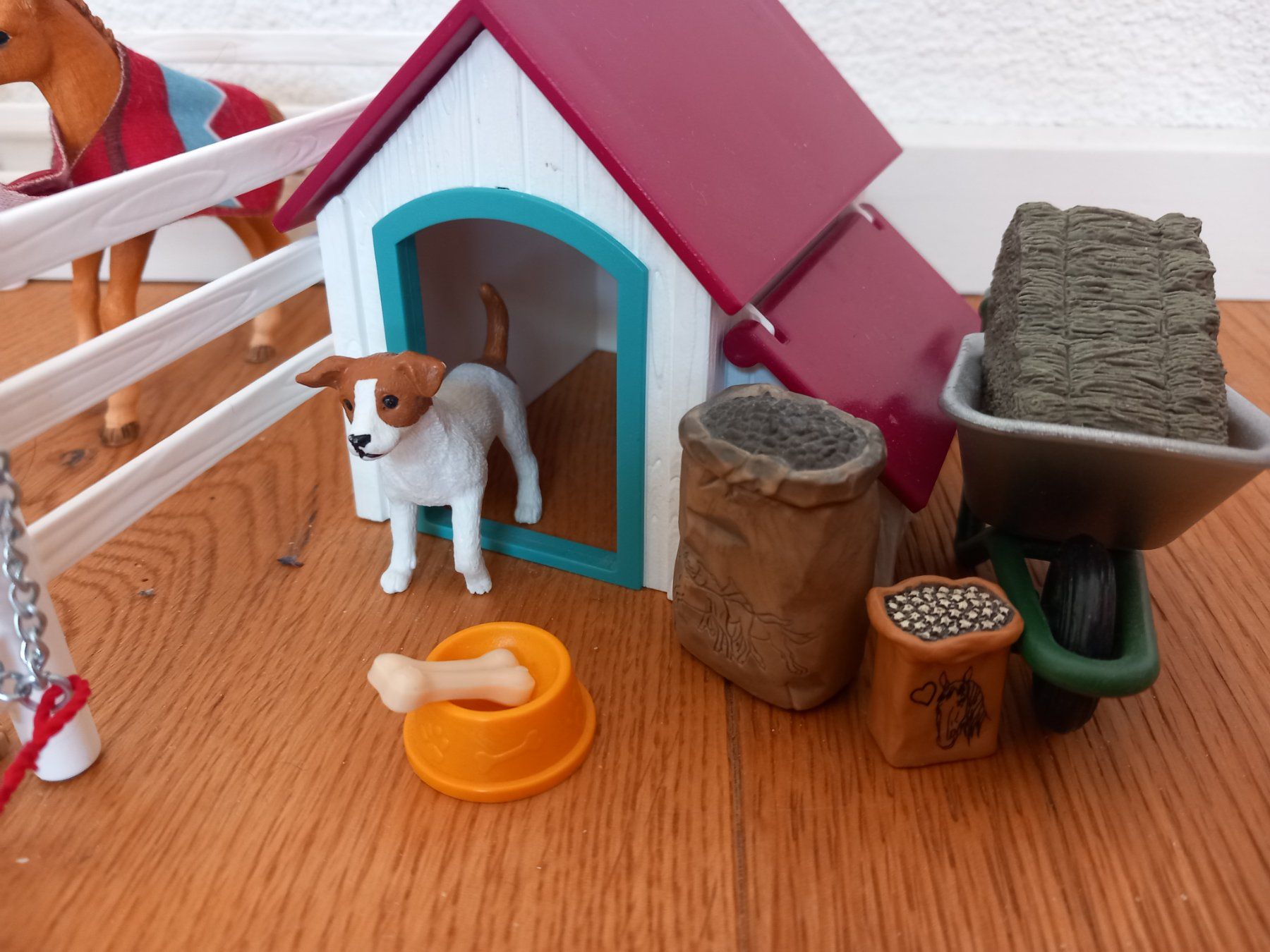 Schleich Spielzeuge: SCHLEICH Stall und Picknick-Konvolut – Gebraucht aus Unterengstringen von Nincraft 1