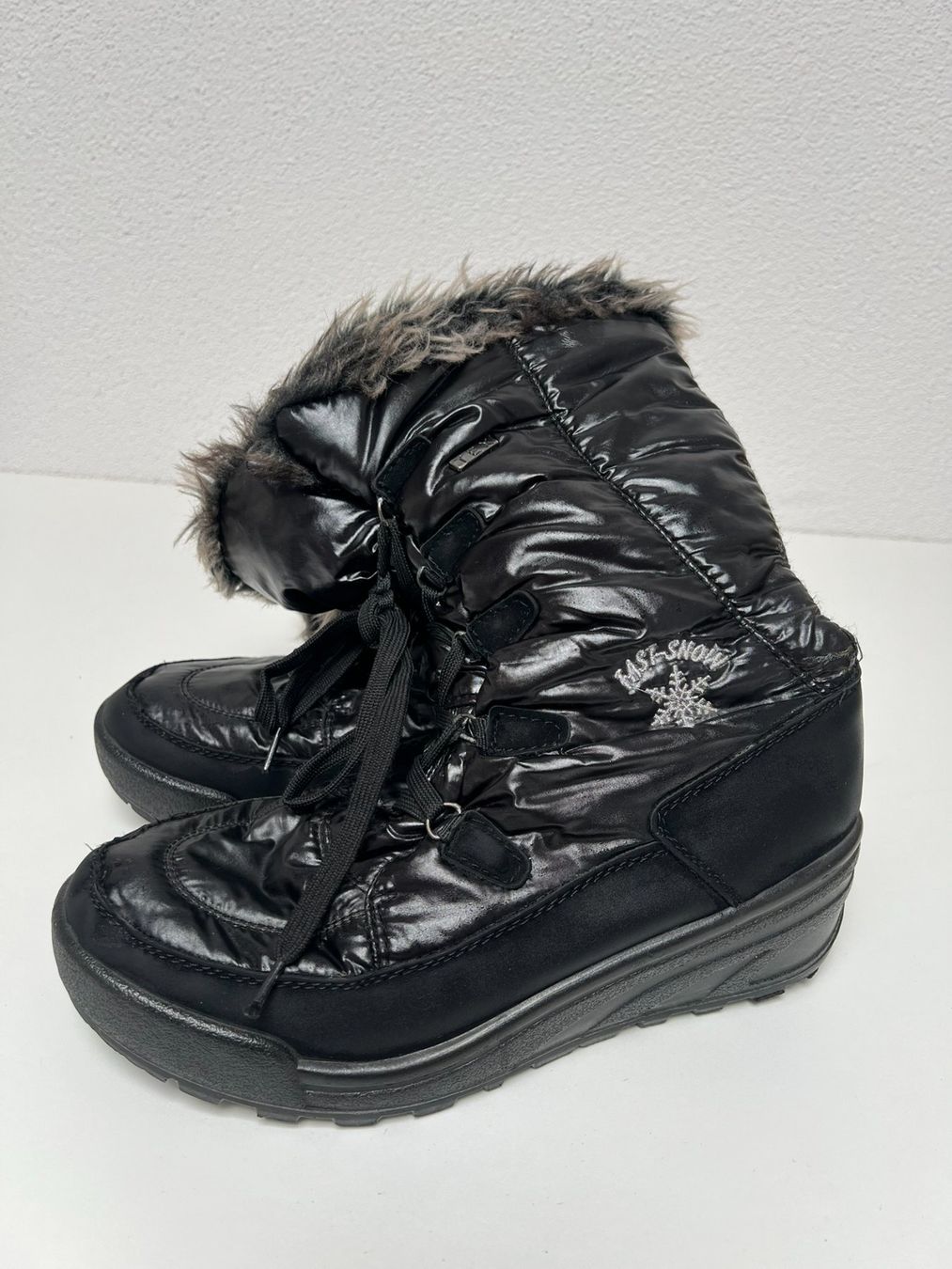 Chaussures femmes: Schwarze Snowboots Winterstiefel mit Fell Gr. 41 – D'occasion à Dagmersellen par nad_z66g 3