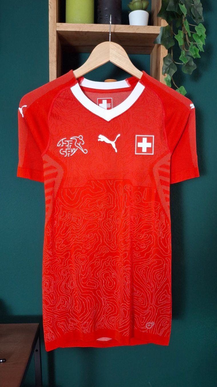 Schweizer Nati Canottiere & Pantaloni: Switzerland player version world cup 2018 puma – Usato da Yverdon-les-Bains venduto da flo_8fgr