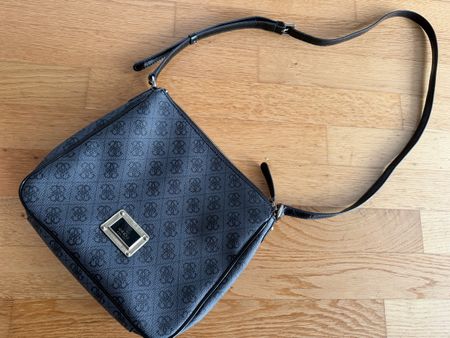 Neuwertige Guess Umhängetasche Schwarz Monogramm Damen
